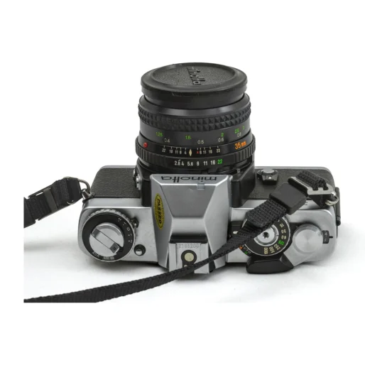 Vue de dessus du boîtier Minolta XD7 avec son bouchon d'objectif