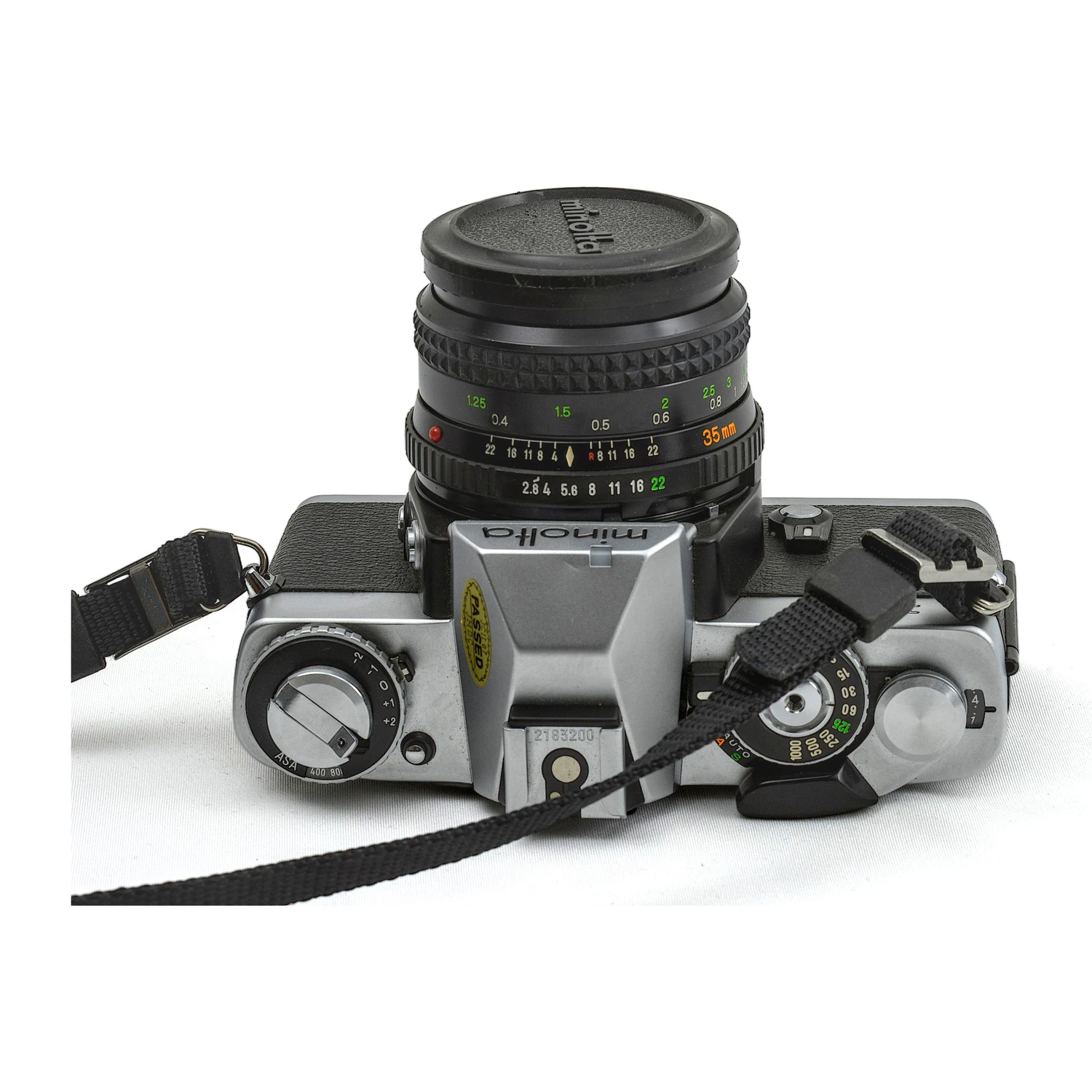 Vue de dessus du boîtier Minolta XD7 avec son bouchon d