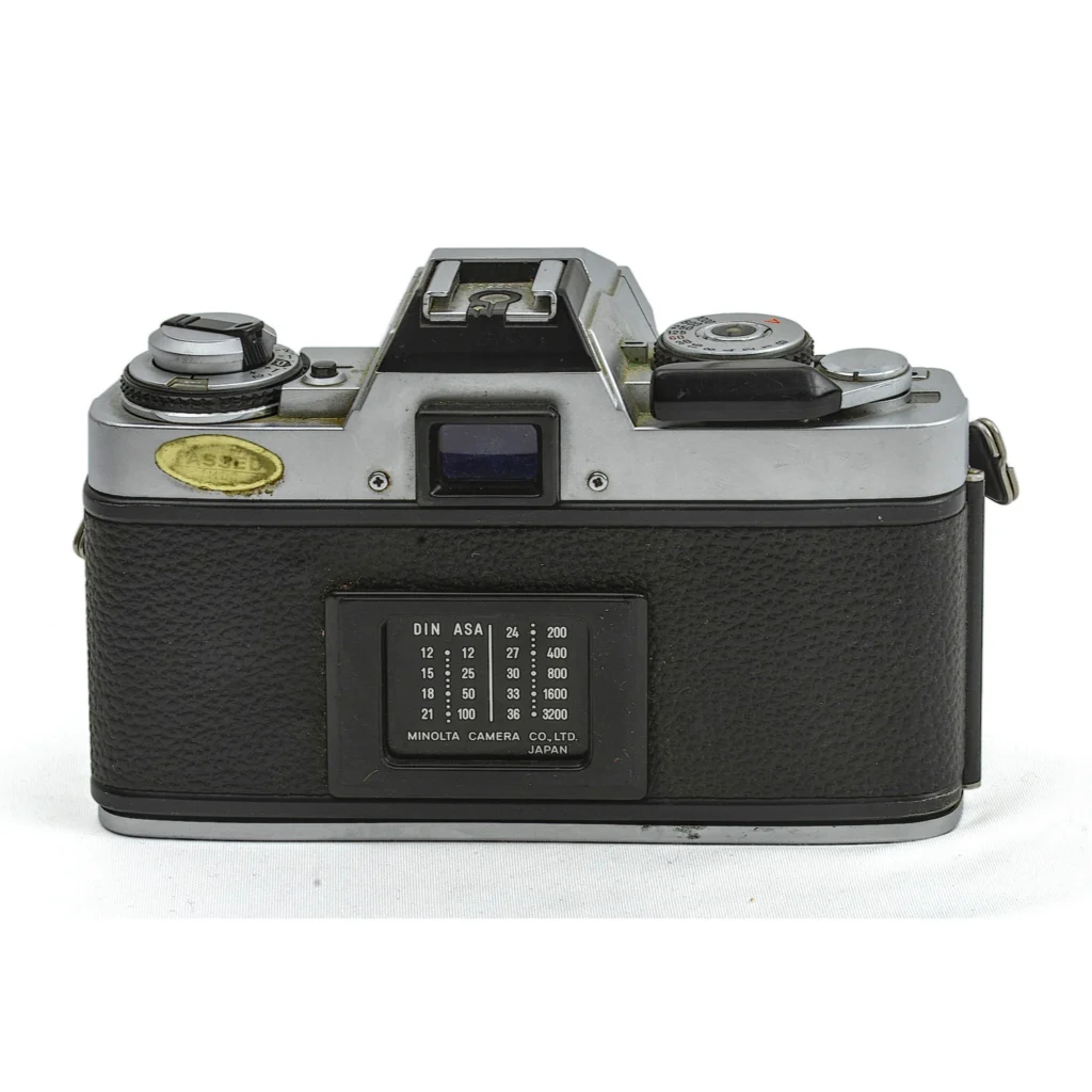 Vue arrière du boîtier Minolta XG-M avec tableau de conversion ASA/DIN
