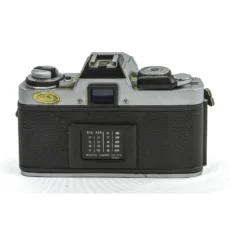 Vue arrière du boîtier Minolta XG-M avec tableau de conversion ASA/DIN