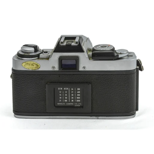 Vue arrière du boîtier Minolta XG-M avec tableau de conversion ASA/DIN