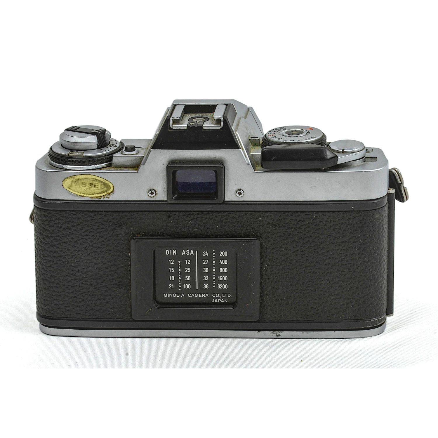 Vue arrière du boîtier Minolta XG-M avec tableau de conversion ASA/DIN