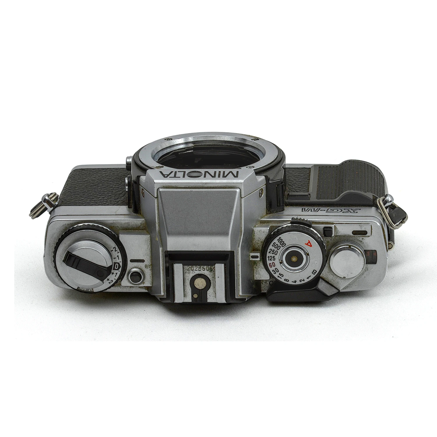 Vue de dessus du Minolta XG-M montrant les molettes de réglage et les traces d