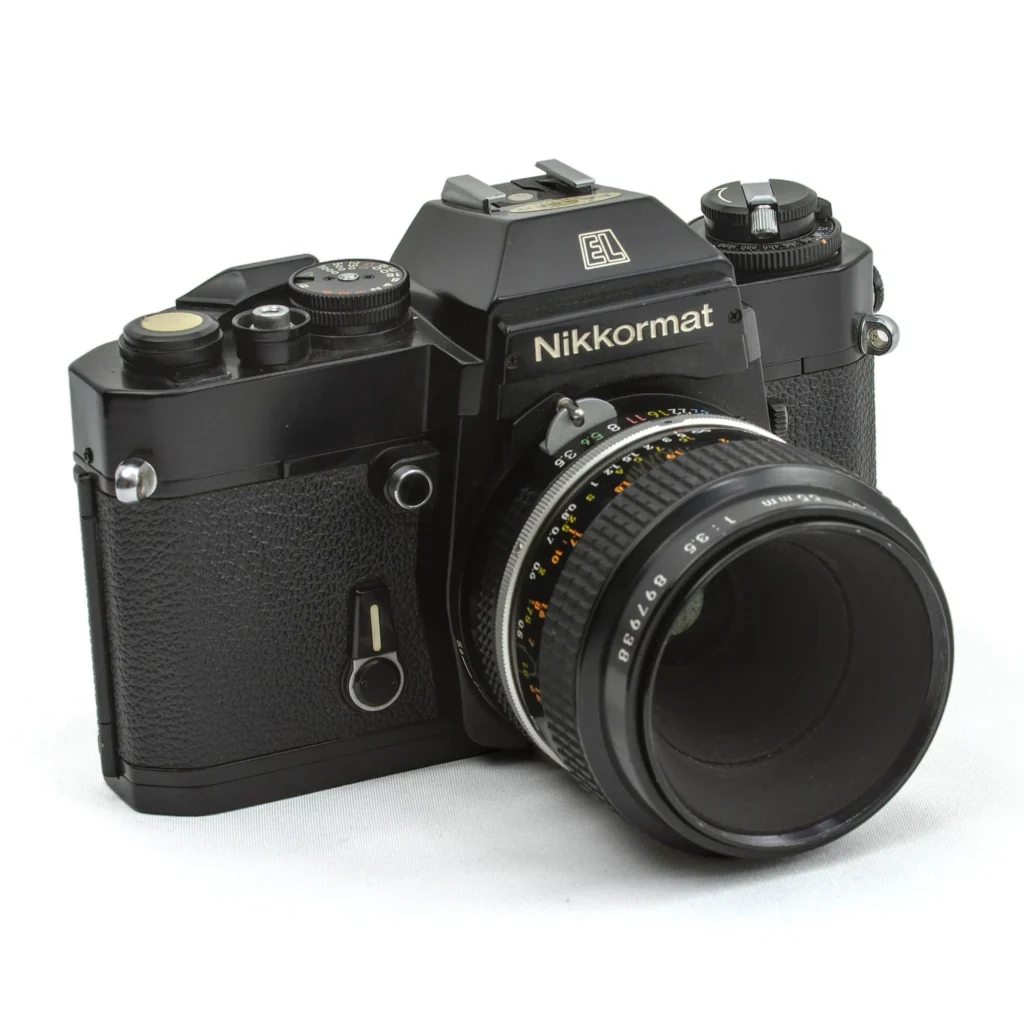 Appareil photo reflex argentique Nikkormat EL noir avec objectif Micro-Nikkor 55mm f/3.5 de face