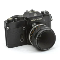 Appareil photo reflex argentique Nikkormat EL noir avec objectif Micro-Nikkor 55mm f/3.5 de face
