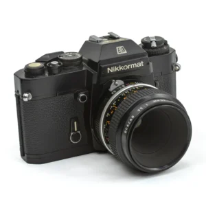 Appareil photo reflex argentique Nikkormat EL noir avec objectif Micro-Nikkor 55mm f/3.5 de face
