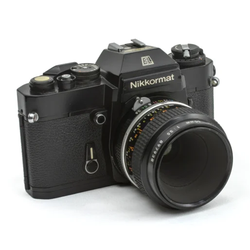 Appareil photo reflex argentique Nikkormat EL noir avec objectif Micro-Nikkor 55mm f/3.5 de face