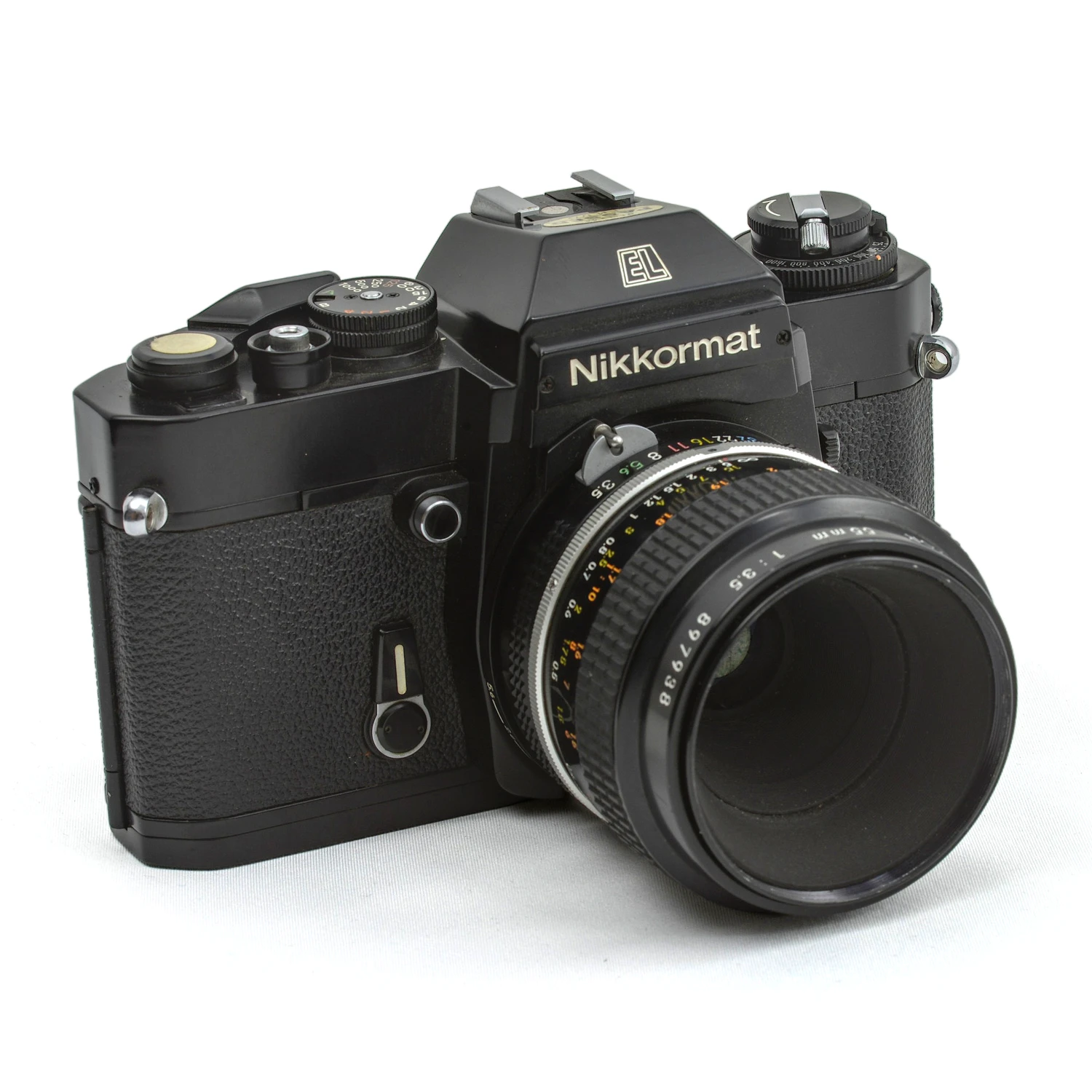 Appareil photo reflex argentique Nikkormat EL noir avec objectif Micro-Nikkor 55mm f/3.5 de face