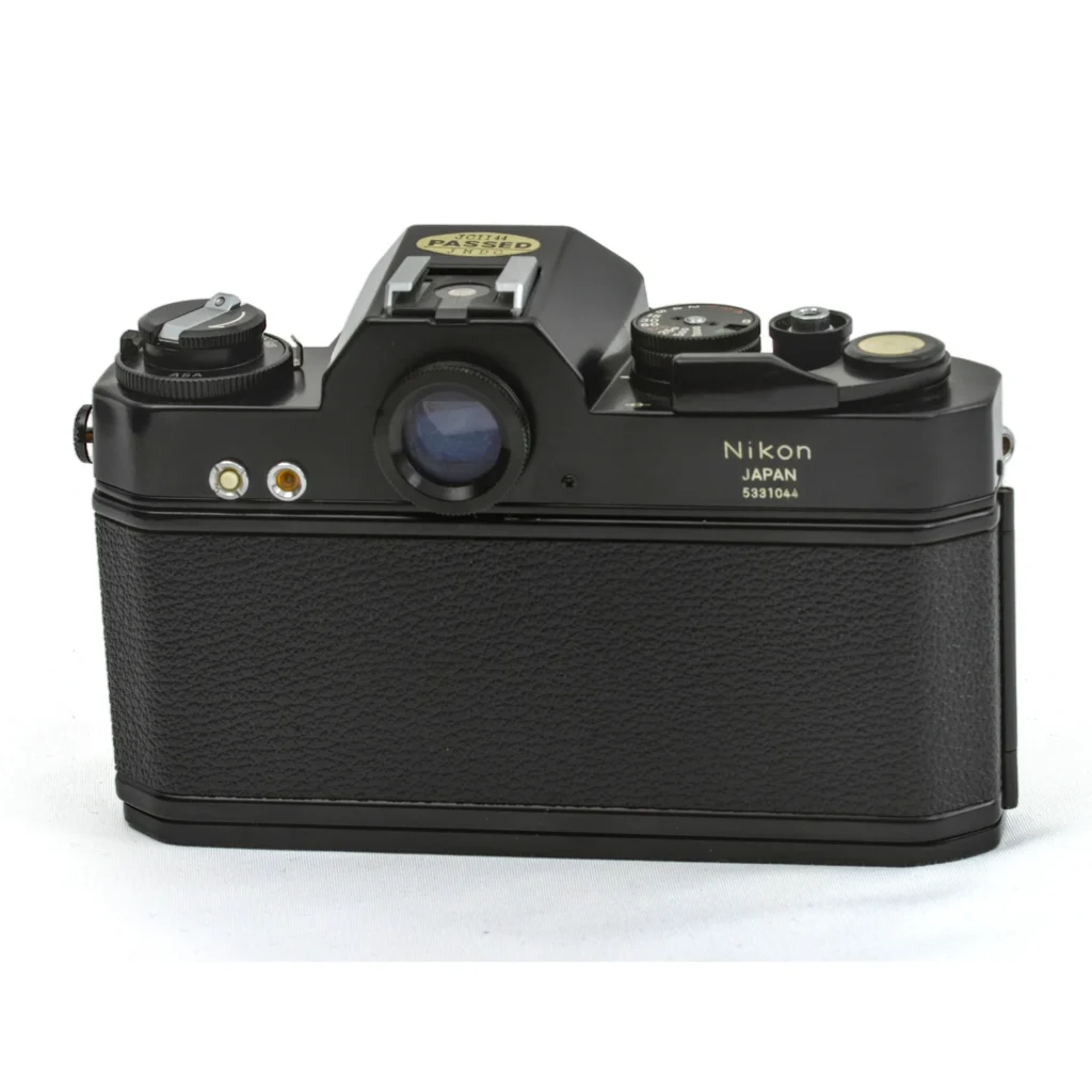 Dos de l'appareil photo Nikkormat EL noir montrant le numéro de série et l'autocollant JCII