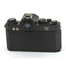 Dos de l'appareil photo Nikkormat EL noir montrant le numéro de série et l'autocollant JCII