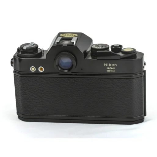 Dos de l'appareil photo Nikkormat EL noir montrant le numéro de série et l'autocollant JCII