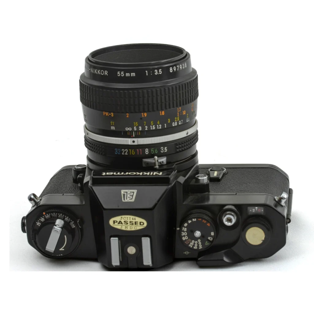 Vue de dessus de l'appareil photo Nikkormat EL noir avec les molettes de réglage