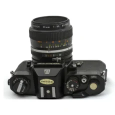Vue de dessus de l'appareil photo Nikkormat EL noir avec les molettes de réglage