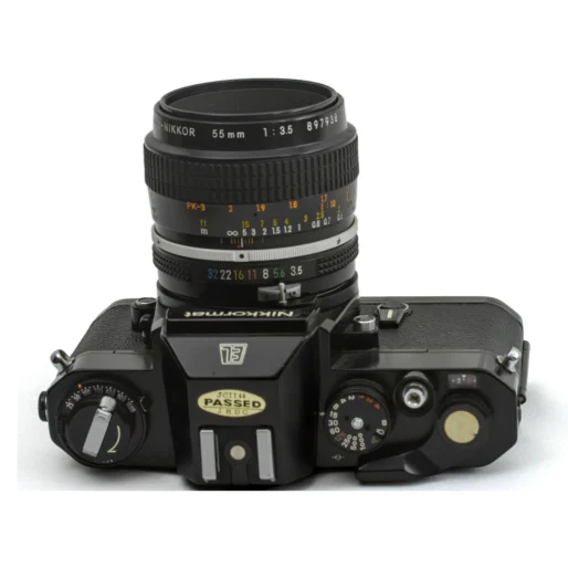 Vue de dessus de l'appareil photo Nikkormat EL noir avec les molettes de réglage