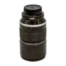 Objectif photo Nikon Nikkor 180mm f/2.8 ED AI-S vu de profil montrant la bague de diaphragme et le numéro de série