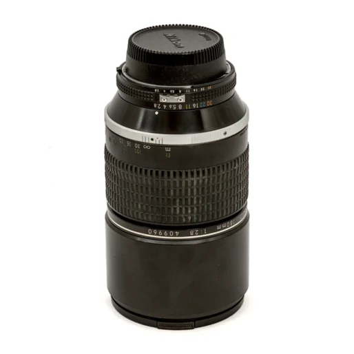 Objectif photo Nikon Nikkor 180mm f/2.8 ED AI-S vu de profil montrant la bague de diaphragme et le numéro de série