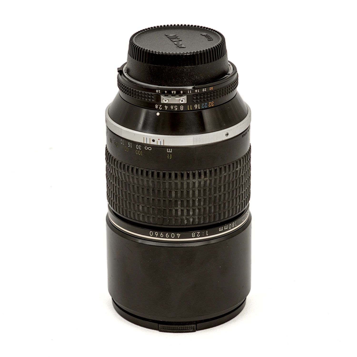 Objectif photo Nikon Nikkor 180mm f/2.8 ED AI-S vu de profil montrant la bague de diaphragme et le numéro de série