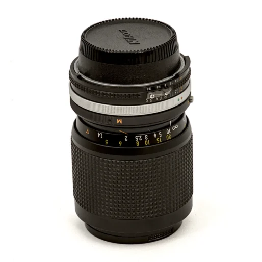 Objectif Nikon Zoom-NIKKOR 35-105mm f/3.5-4.5 Ai-S vu de profil