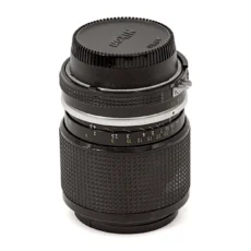 Objectif Nikon Zoom-Nikkor 43-86mm f/3.5 AI vu de face avec son bouchon