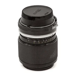 Objectif Nikon Zoom-Nikkor 43-86mm f/3.5 AI vu de face avec son bouchon