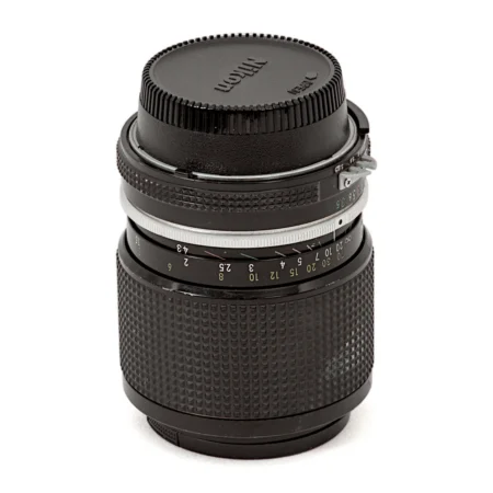 Objectif Nikon Zoom-Nikkor 43-86mm f/3.5 AI vu de face avec son bouchon