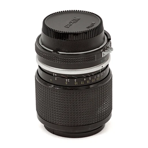 Objectif Nikon Zoom-Nikkor 43-86mm f/3.5 AI vu de face avec son bouchon