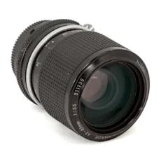 Objectif Nikon Zoom-Nikkor 43-86mm f/3.5 AI montrant la lentille frontale et les inscriptions
