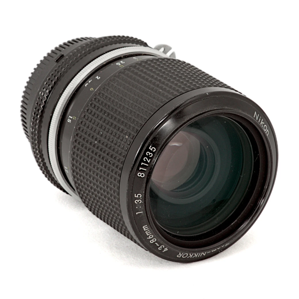 Objectif Nikon Zoom-Nikkor 43-86mm f/3.5 AI montrant la lentille frontale et les inscriptions
