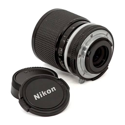Objectif Nikon Zoom-Nikkor 43-86mm f/3.5 AI vu de dos montrant la monture F et les bouchons