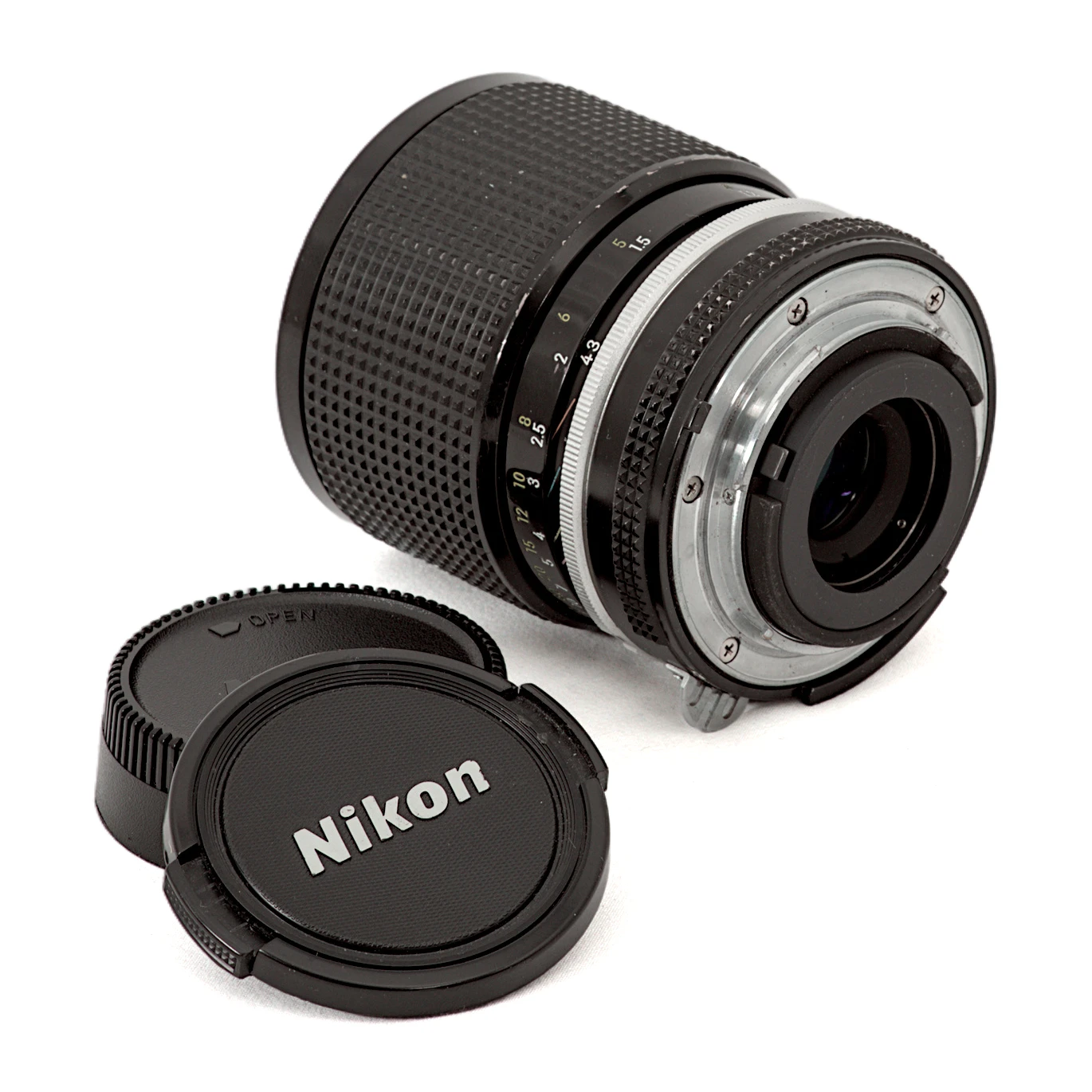 Objectif Nikon Zoom-Nikkor 43-86mm f/3.5 AI vu de dos montrant la monture F et les bouchons