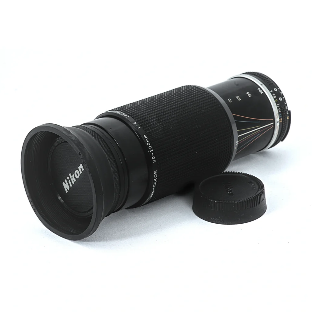 Objectif Nikon Zoom-NIKKOR 80-200mm f/4 AI-S avec pare-soleil et bouchon