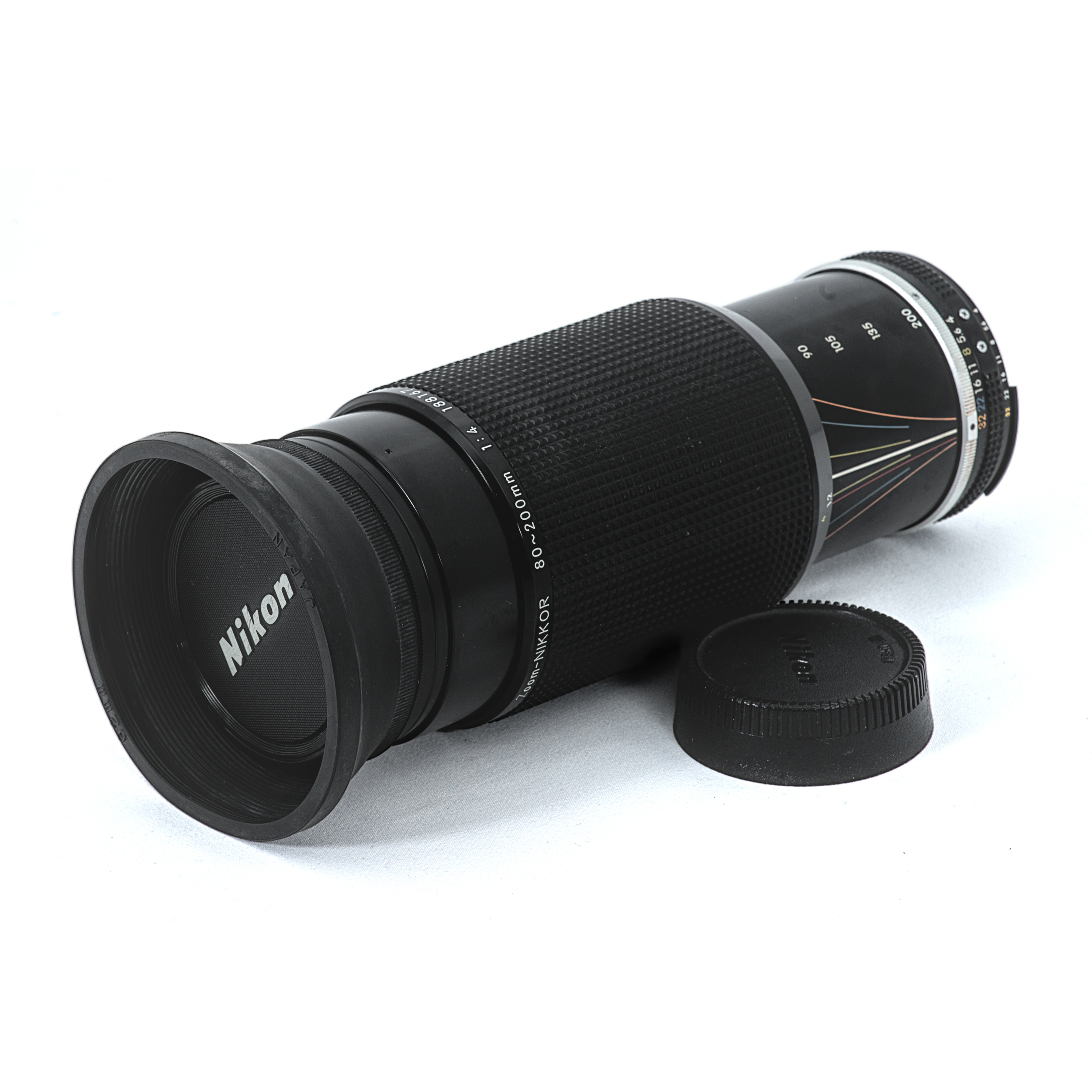 Objectif Nikon Zoom-NIKKOR 80-200mm f/4 AI-S avec pare-soleil et bouchon
