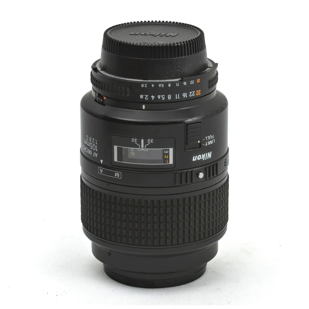 Objectif Nikon AF Micro-Nikkor 105mm f/2.8D vu de profil montrant les échelles de distance