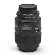 Objectif Nikon AF Micro-Nikkor 105mm f/2.8D vu de profil montrant les échelles de distance