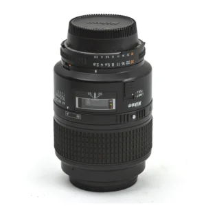 Objectif Nikon AF Micro-Nikkor 105mm f/2.8D vu de profil montrant les échelles de distance