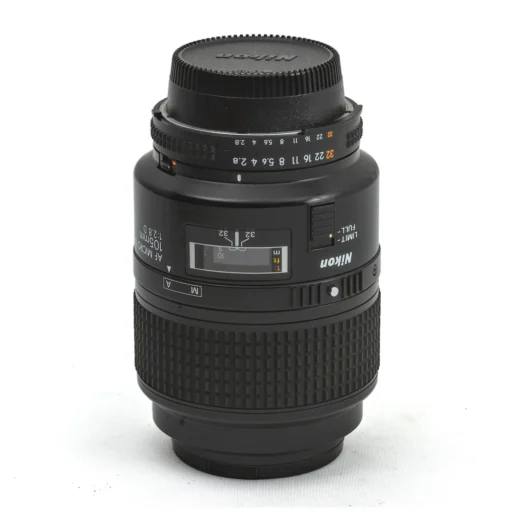 Objectif Nikon AF Micro-Nikkor 105mm f/2.8D vu de profil montrant les échelles de distance