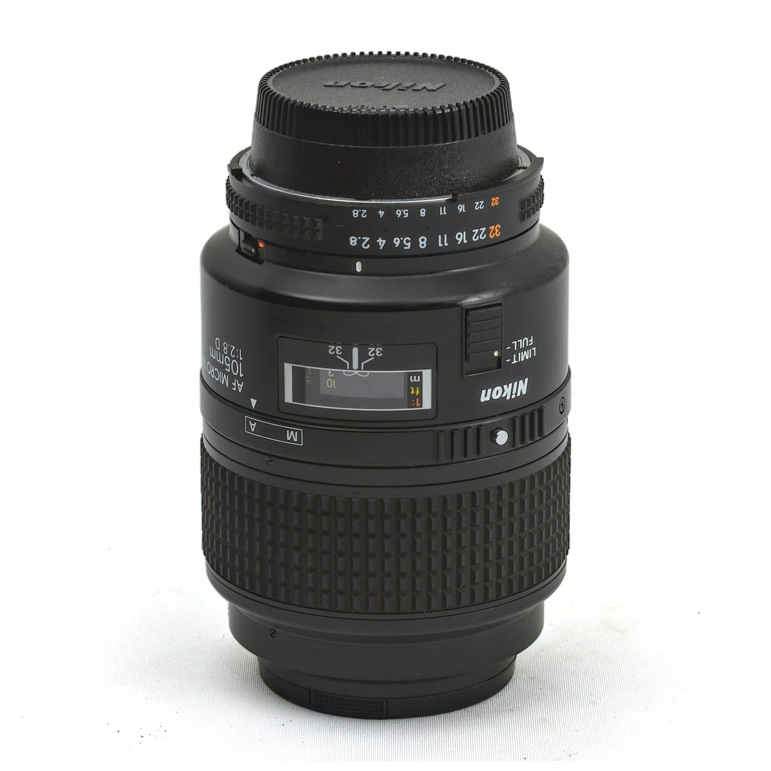 Objectif Nikon AF Micro-Nikkor 105mm f/2.8D vu de profil montrant les échelles de distance