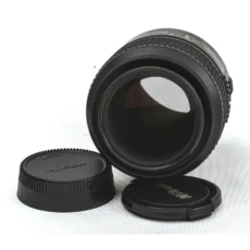 Objectif Nikon 105mm f/2.8D accompagné de ses bouchons avant et arrière d'origine