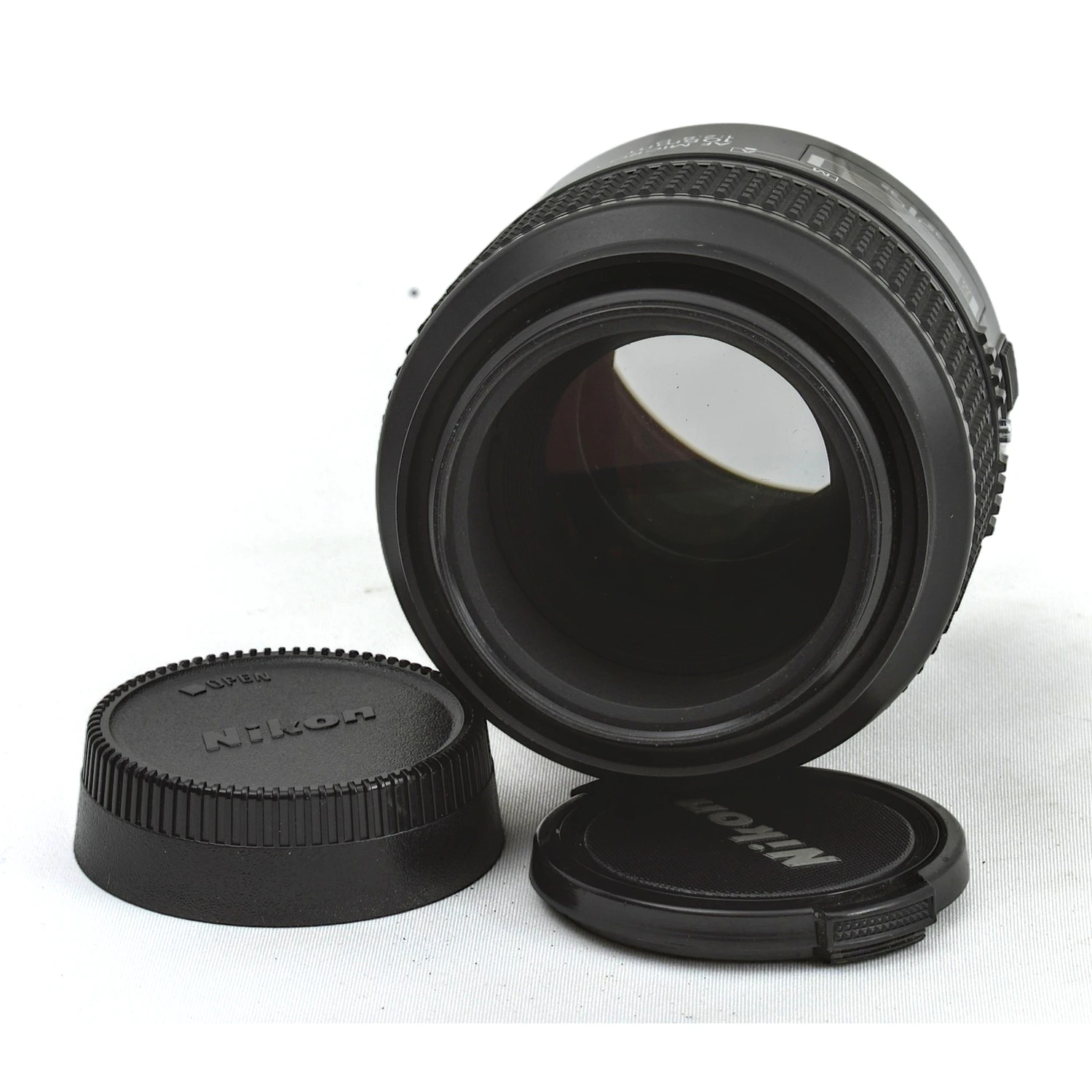 Objectif Nikon 105mm f/2.8D accompagné de ses bouchons avant et arrière d