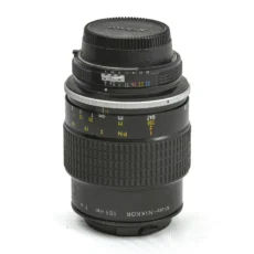 Objectif Nikon Micro-NIKKOR 105mm f/4 AI vu de profil avec bouchon arrière