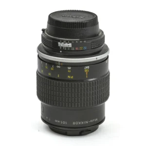 Objectif Nikon Micro-NIKKOR 105mm f/4 AI vu de profil avec bouchon arrière