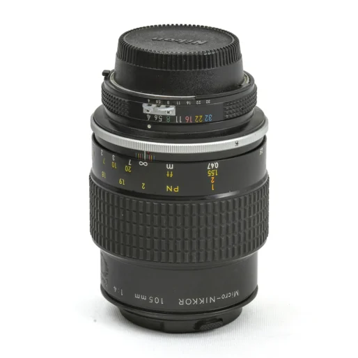 Objectif Nikon Micro-NIKKOR 105mm f/4 AI vu de profil avec bouchon arrière