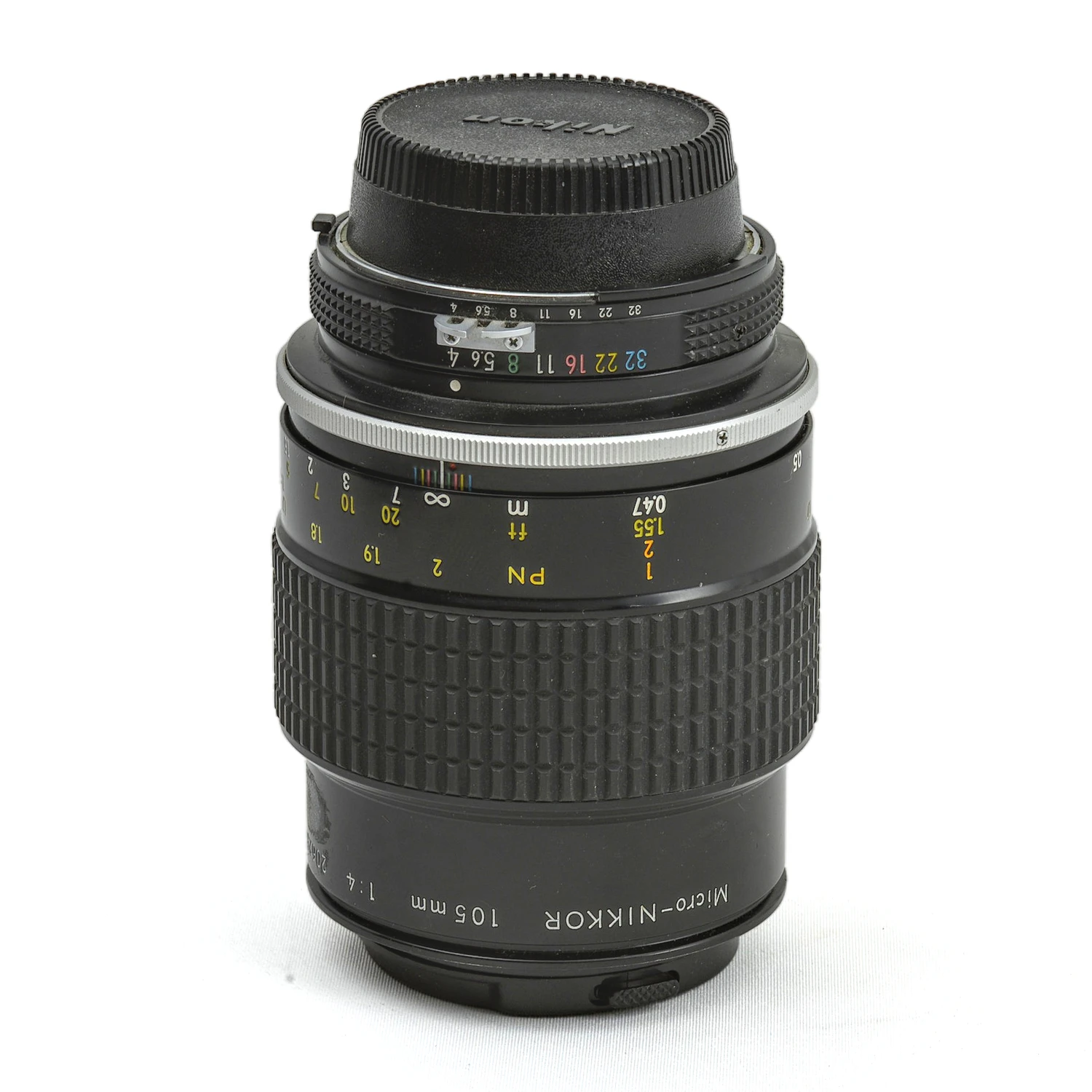 Objectif Nikon Micro-NIKKOR 105mm f/4 AI vu de profil avec bouchon arrière