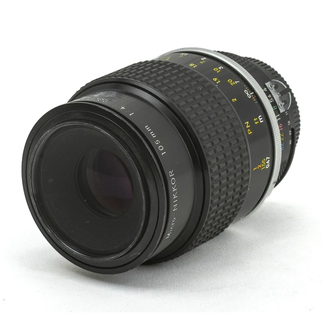 Objectif macro Nikon Micro-NIKKOR 105mm f/4 AI montrant la lentille frontale et les bagues de réglage