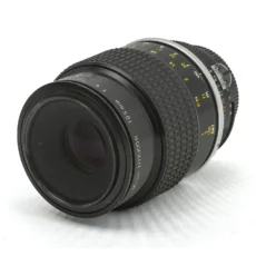 Objectif macro Nikon Micro-NIKKOR 105mm f/4 AI montrant la lentille frontale et les bagues de réglage
