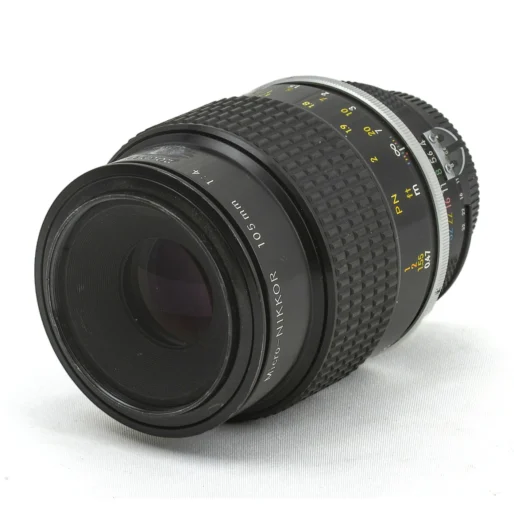 Objectif macro Nikon Micro-NIKKOR 105mm f/4 AI montrant la lentille frontale et les bagues de réglage