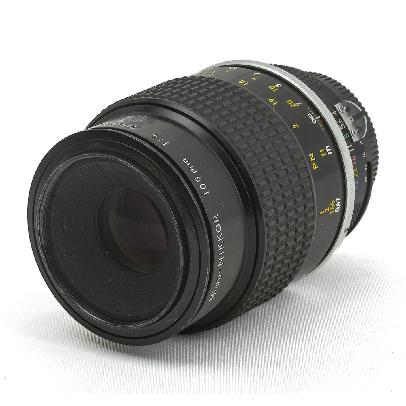 Objectif macro Nikon Micro-NIKKOR 105mm f/4 AI montrant la lentille frontale et les bagues de réglage