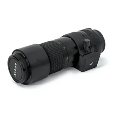 Objectif Nikon Micro-Nikkor 200mm f/4 IF AI-S posé à plat avec son collier de pied
