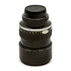 Objectif Nikon Nikkor 135mm f/2 AI-s vu de profil avec pare-soleil rétracté
