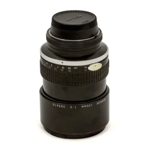 Objectif Nikon Nikkor 135mm f/2 AI-s vu de profil avec pare-soleil rétracté